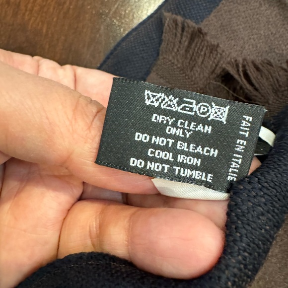 Authentic Giorgio Armani wool scarf - Picture 9 of 10